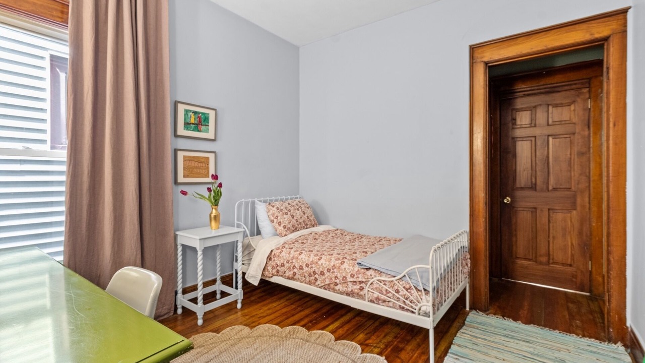 Photo of Bedroom in Front Park
