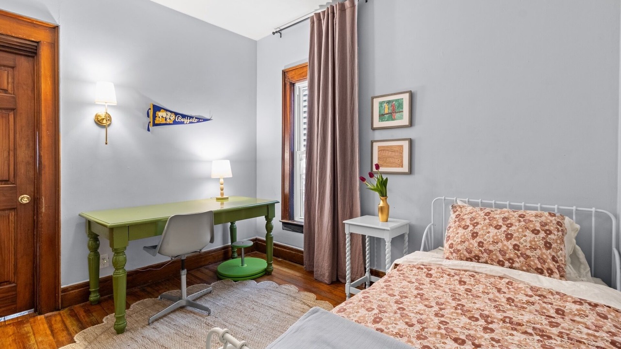 Photo of Bedroom in Front Park