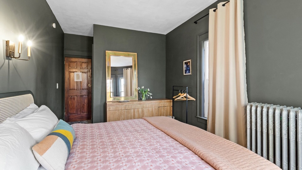 Photo of Bedroom in Front Park
