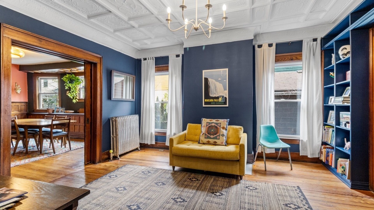 Photo of Livingroom in Front Park