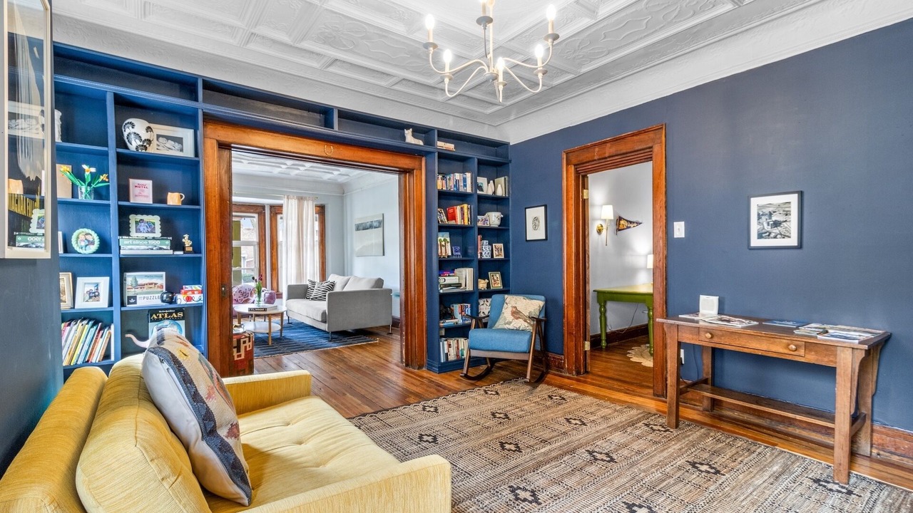 Photo of Livingroom in Front Park