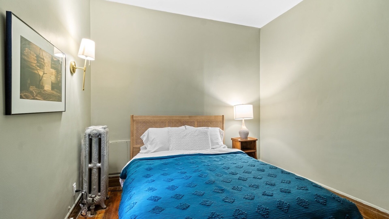 Photo of Bedroom in Front Park
