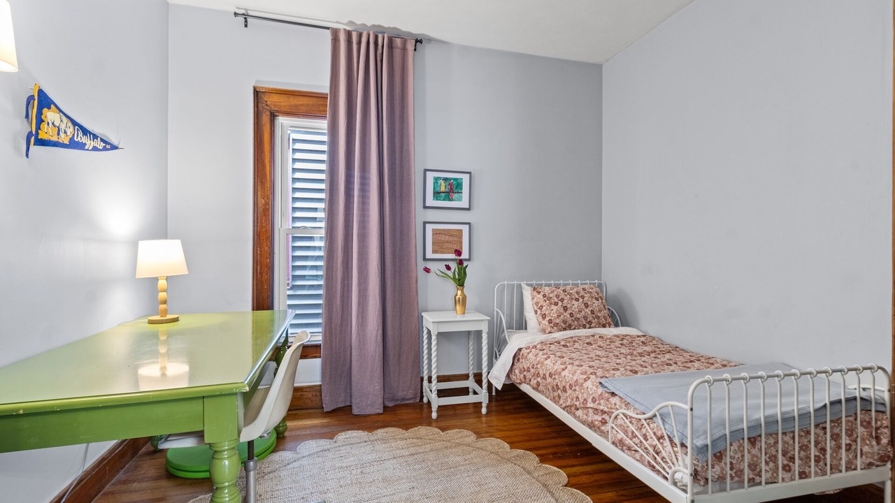 Photo of Bedroom in Front Park