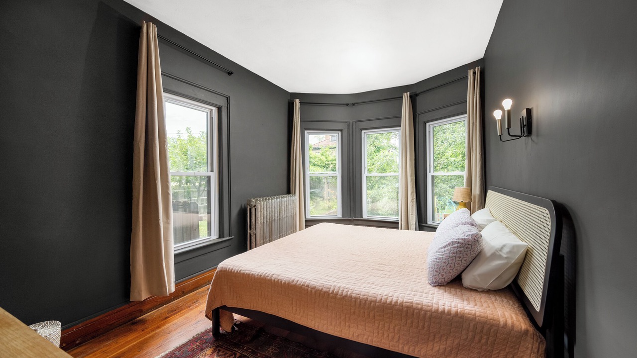 Photo of Bedroom in Front Park