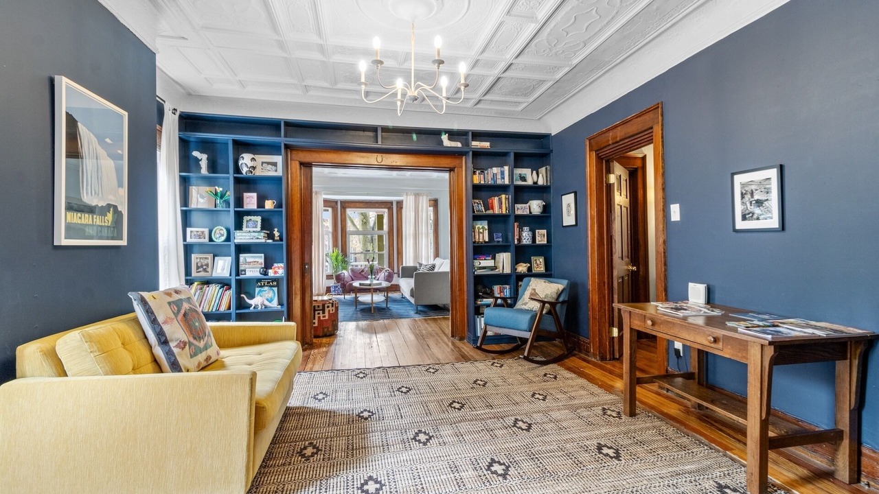 Photo of Livingroom in Front Park