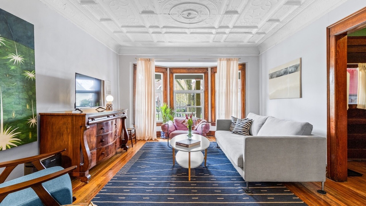 Photo of Livingroom in Front Park