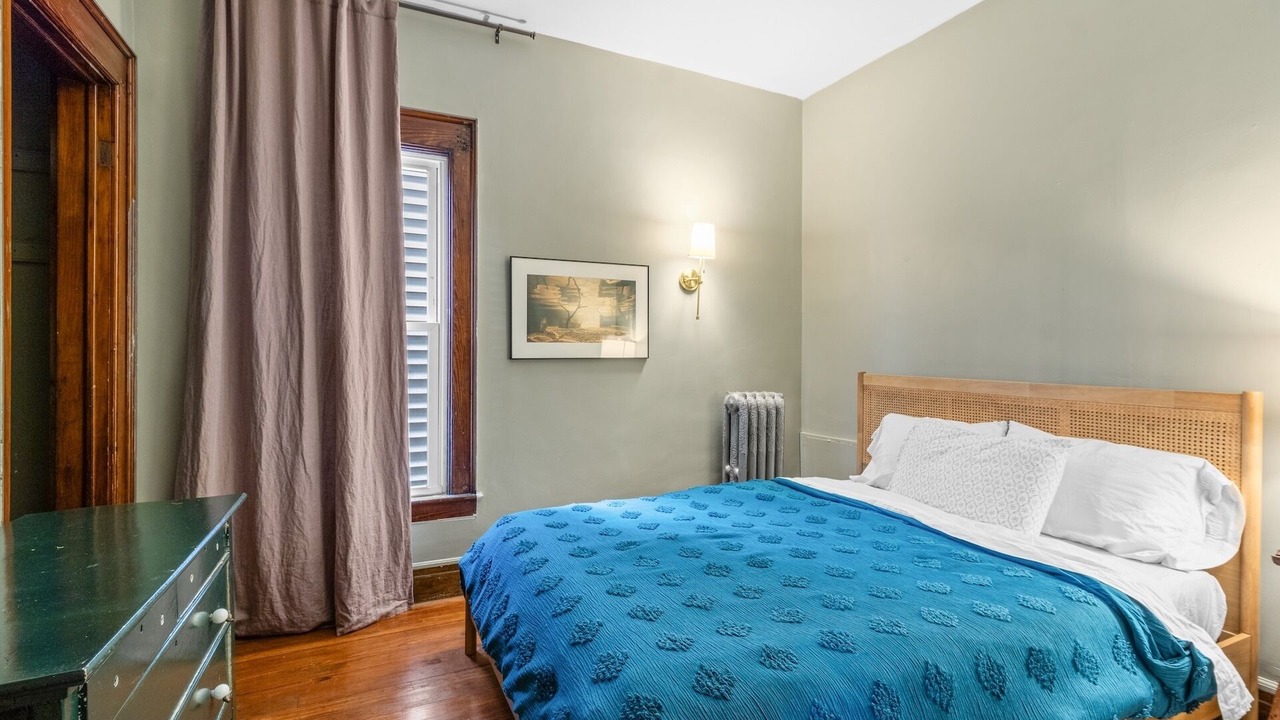 Photo of Bedroom in Front Park