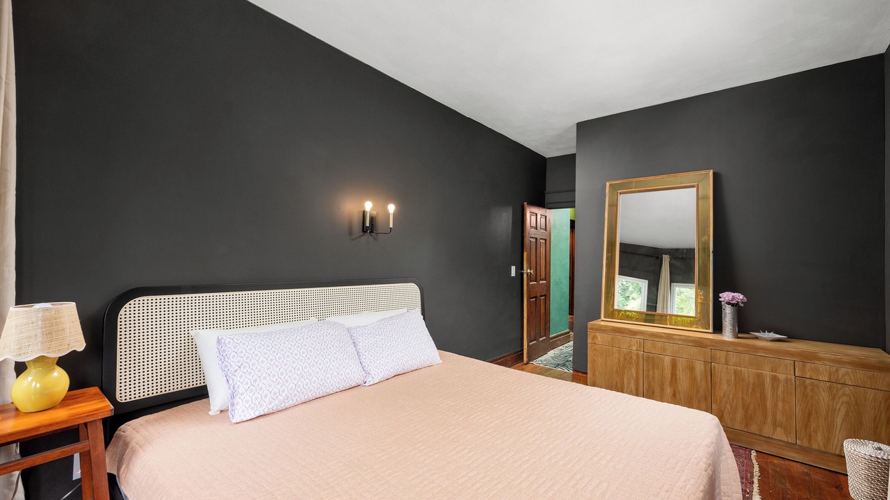Photo of Bedroom in Front Park