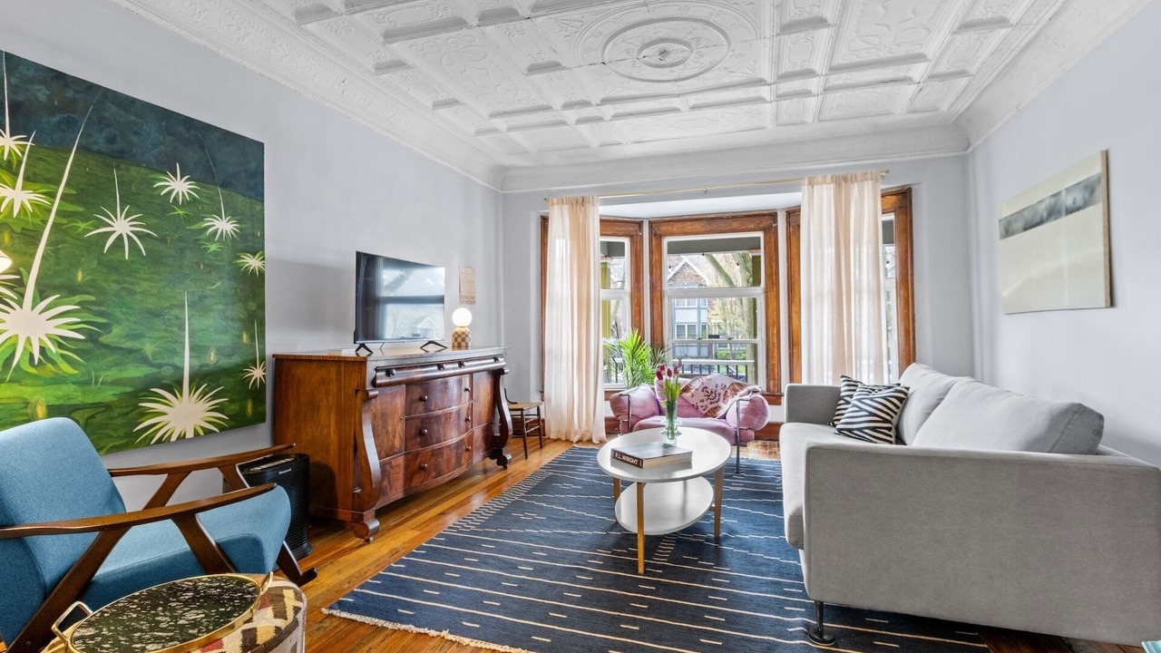 Photo of Livingroom in Front Park