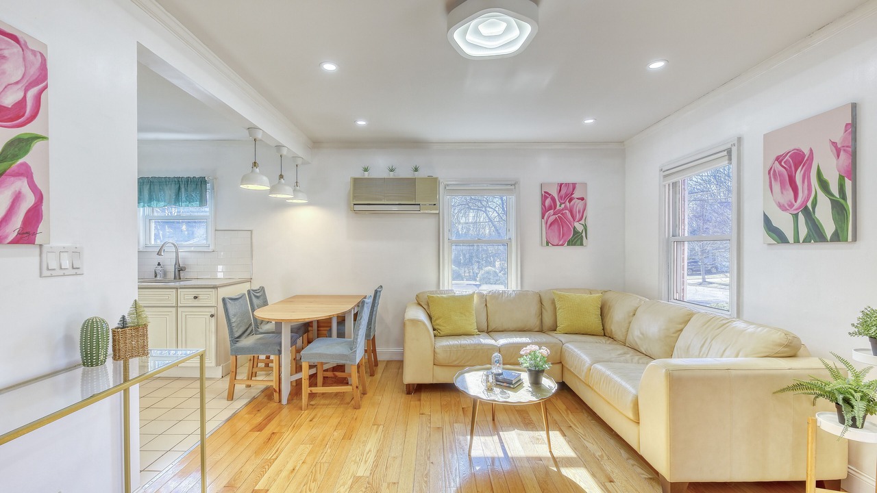 Photo of Livingroom in Glen Head