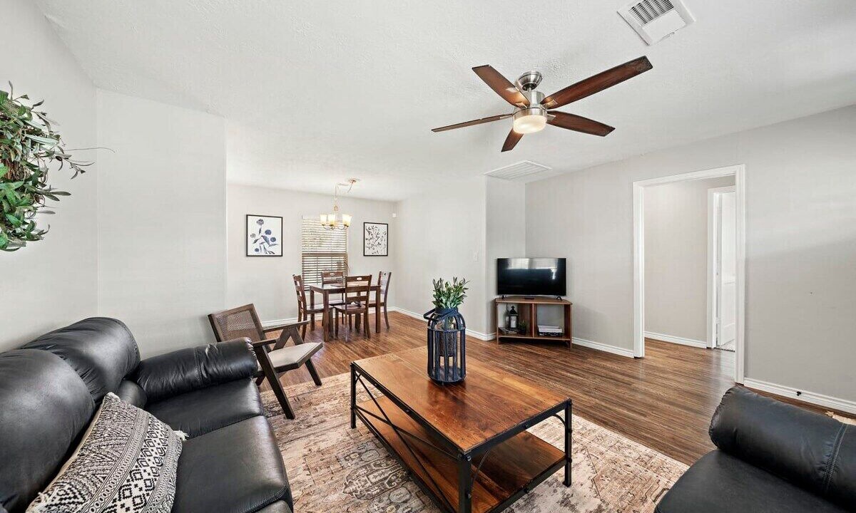 Photo of Livingroom in Baytown