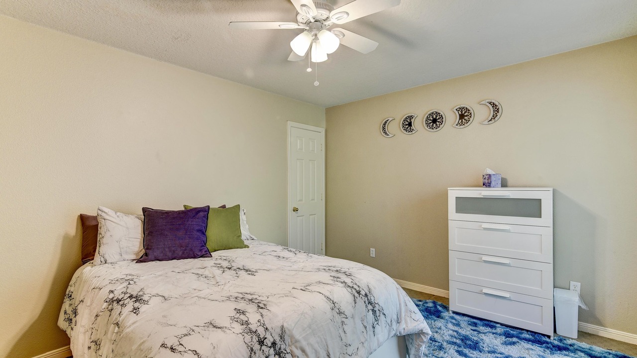 Photo of Bedroom in Damon
