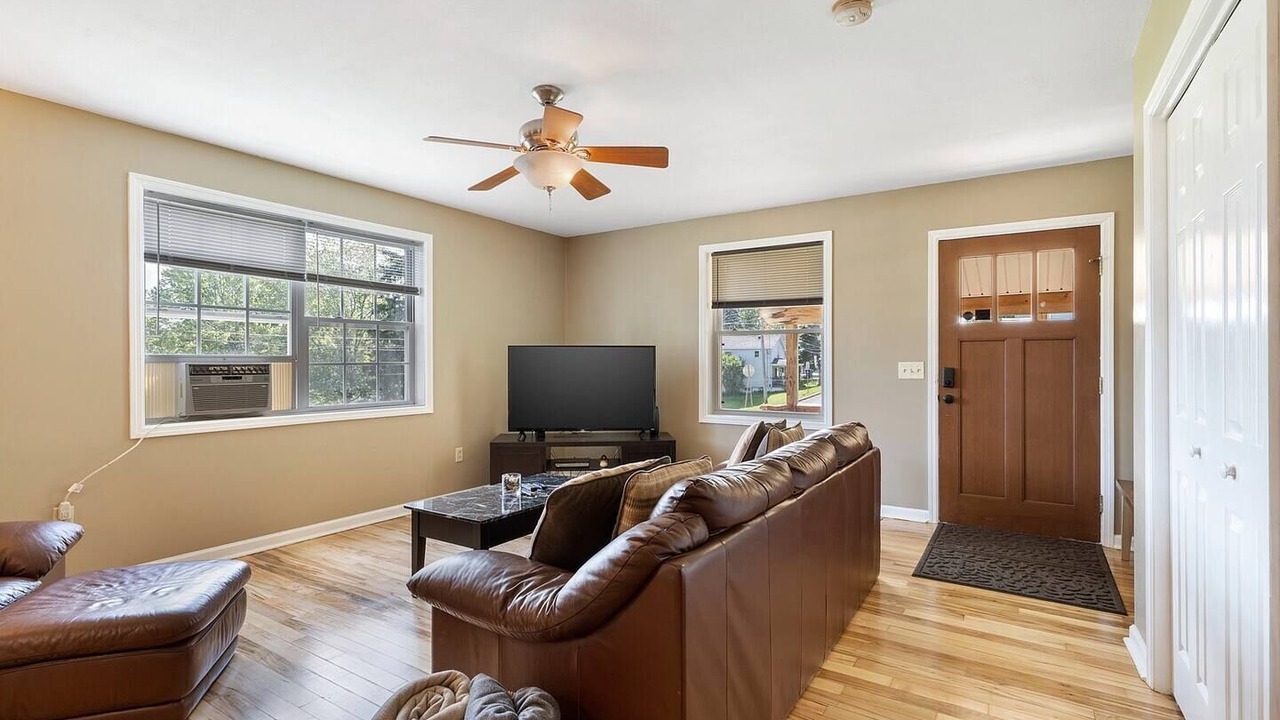 Photo of Livingroom in Oswego