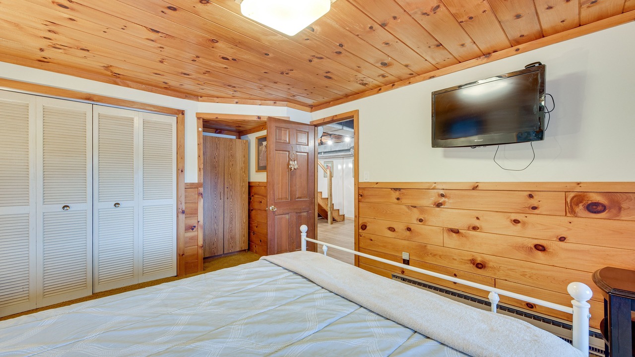 Photo of Bedroom in Lake Arrowhead
