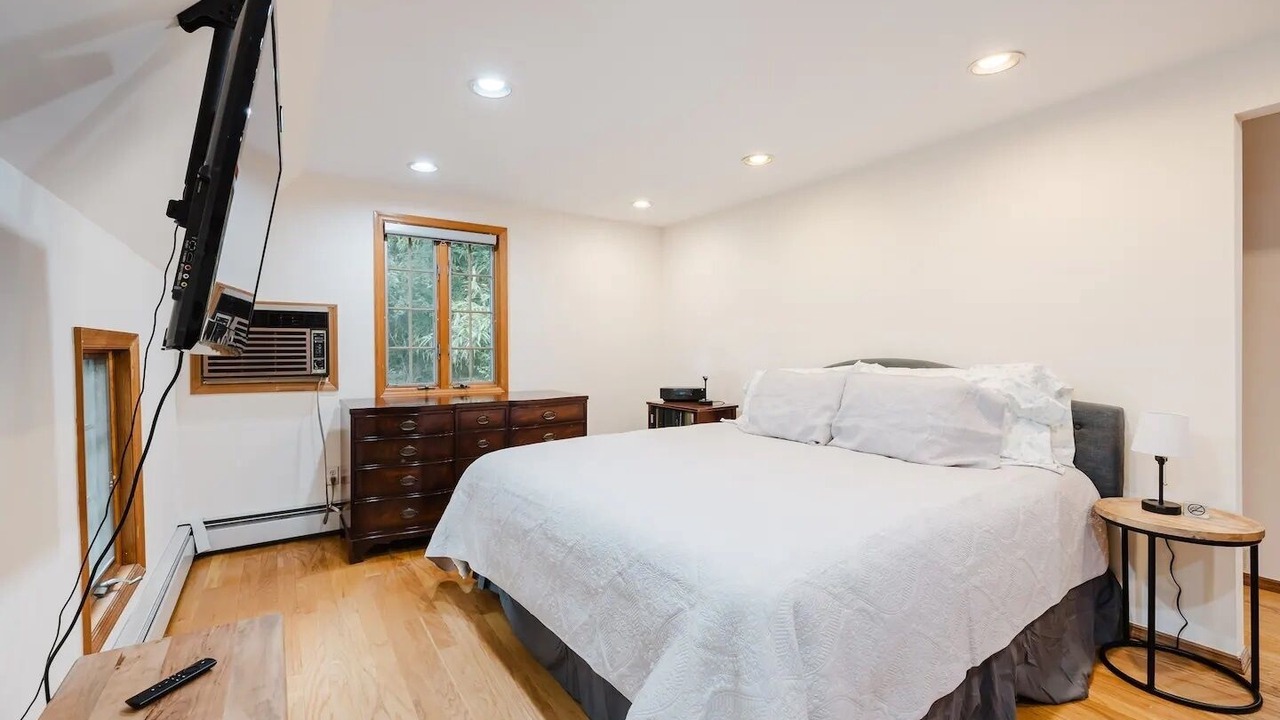 Photo of Bedroom in Glen Head