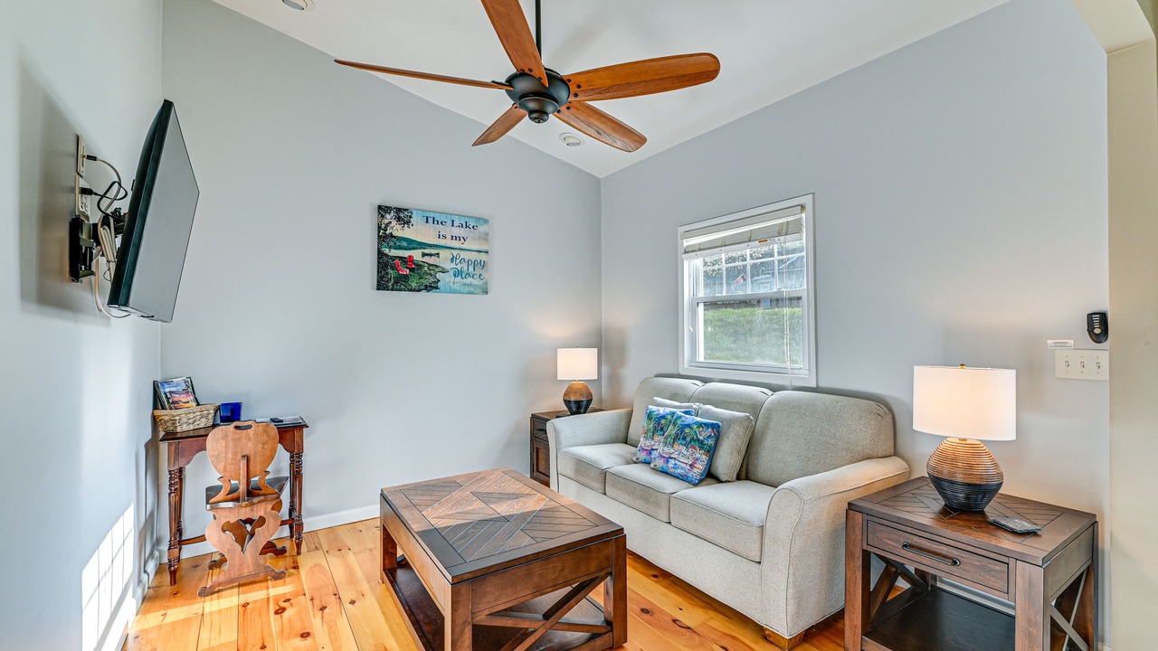 Photo of Livingroom in Town of Richmond