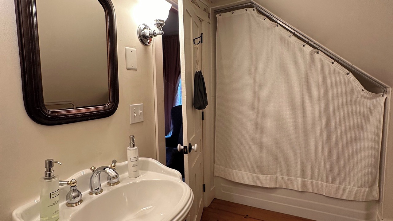 Photo of Bathroom in Warren