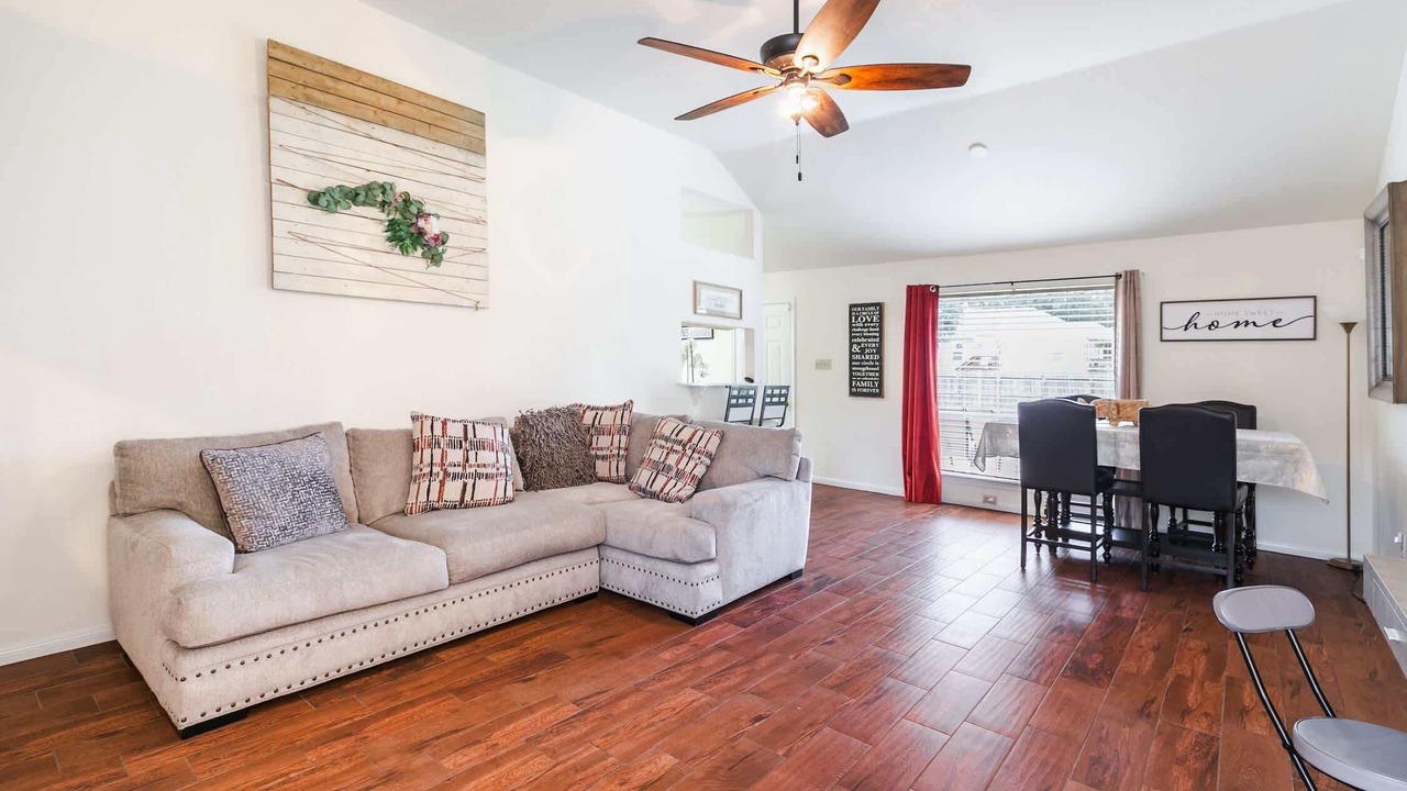 Photo of Livingroom in Dickinson