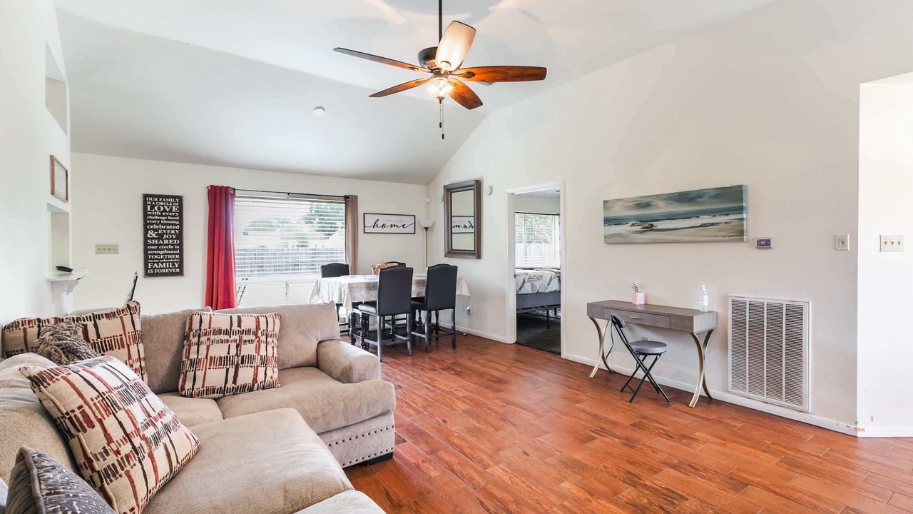 Photo of Livingroom in Dickinson