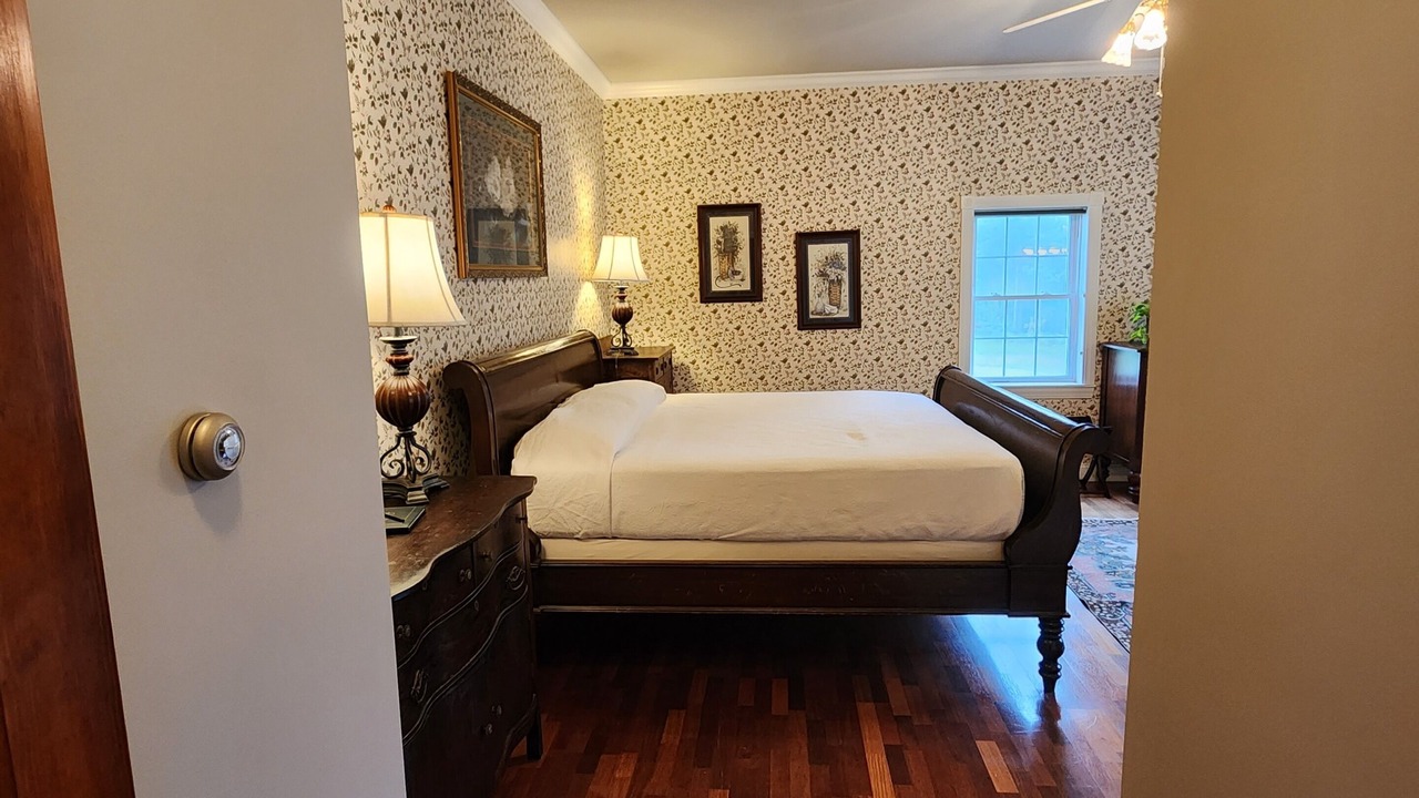 Photo of Bedroom in Newport Center