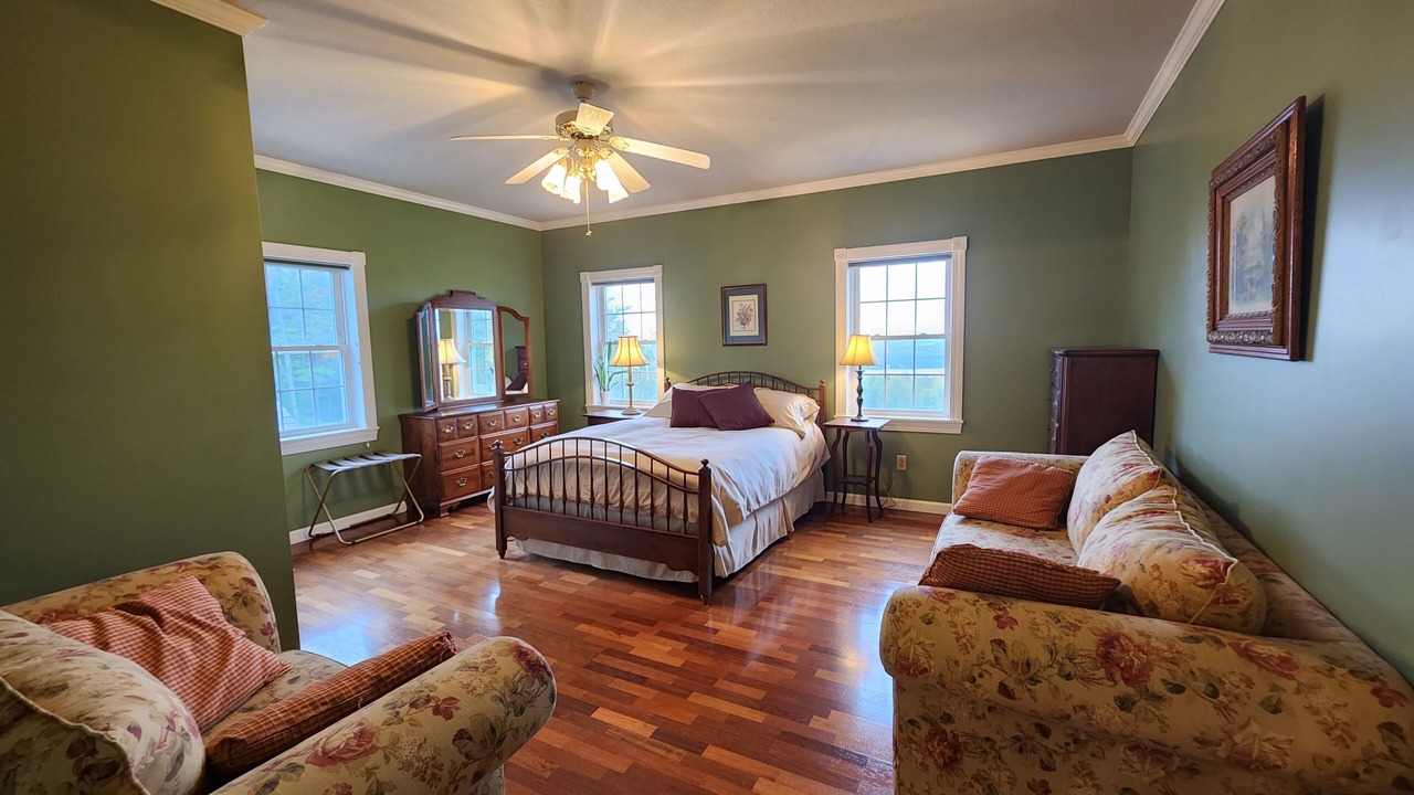 Photo of Bedroom in Newport Center