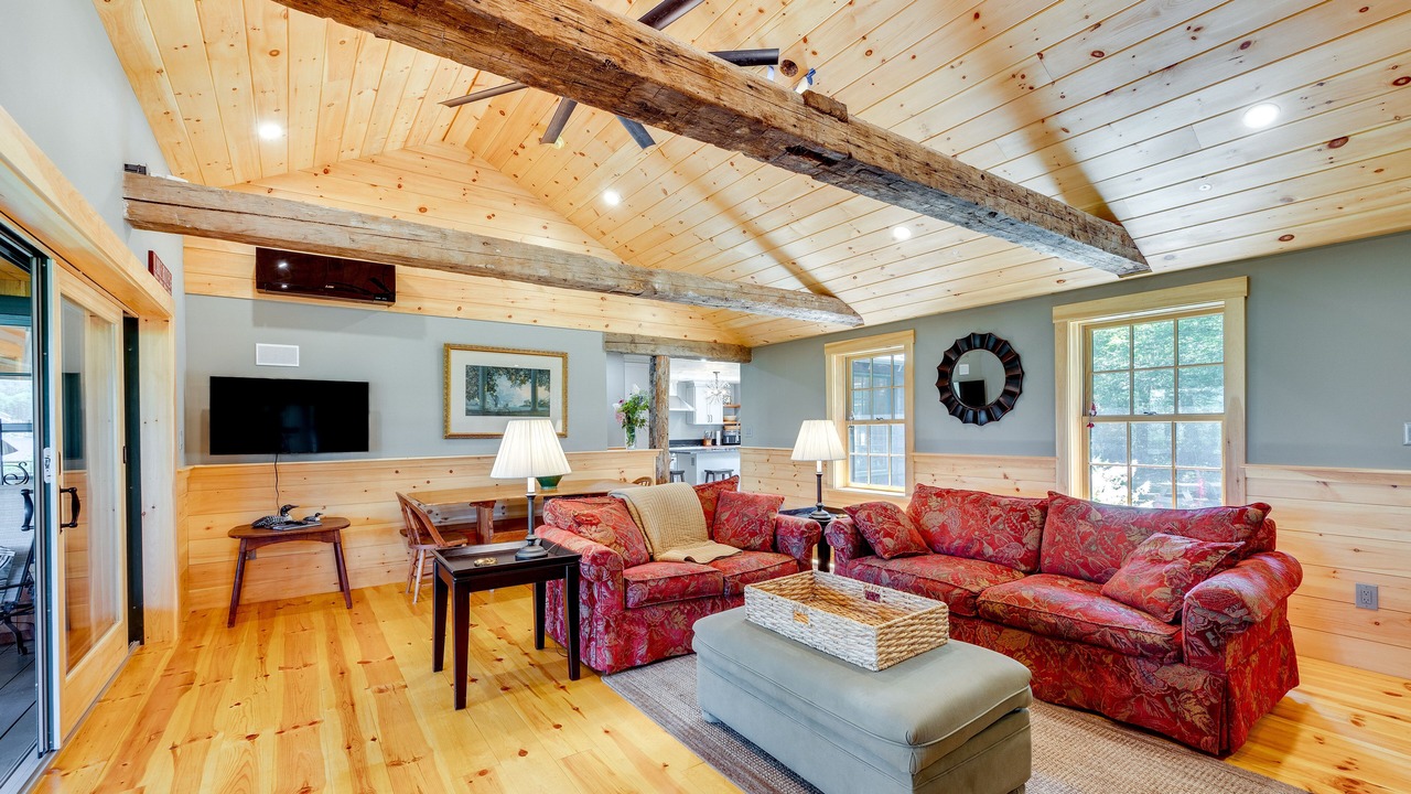 Photo of Livingroom in Center Lovell
