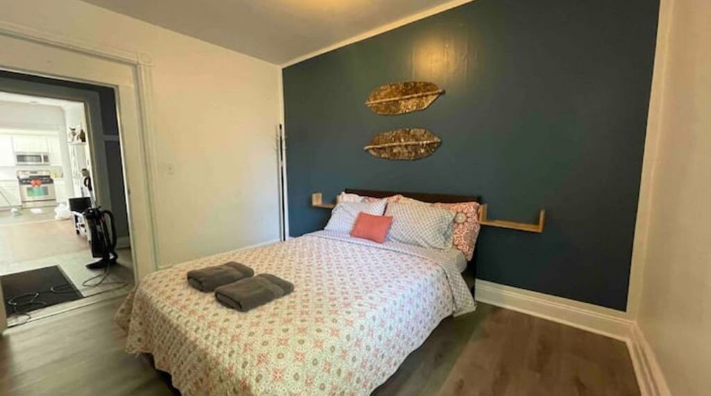 Photo of Bedroom in Front Park