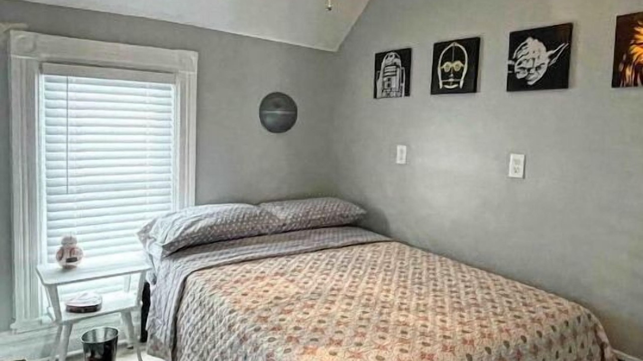 Photo of Bedroom in Front Park