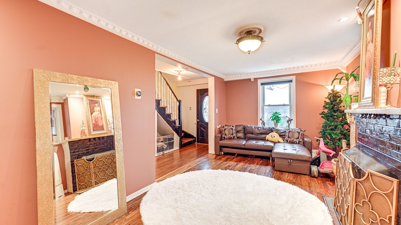Photo of Livingroom in Glen Cove