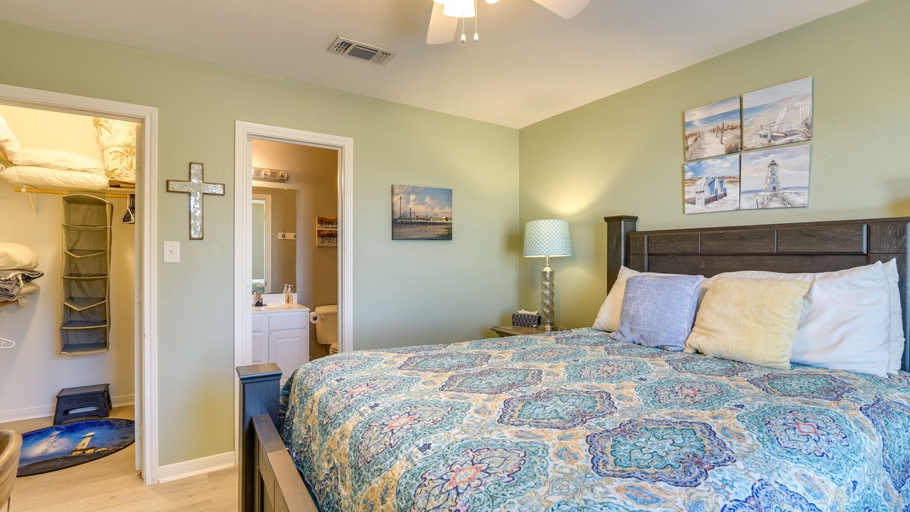 Photo of Bedroom in Pirates Beach