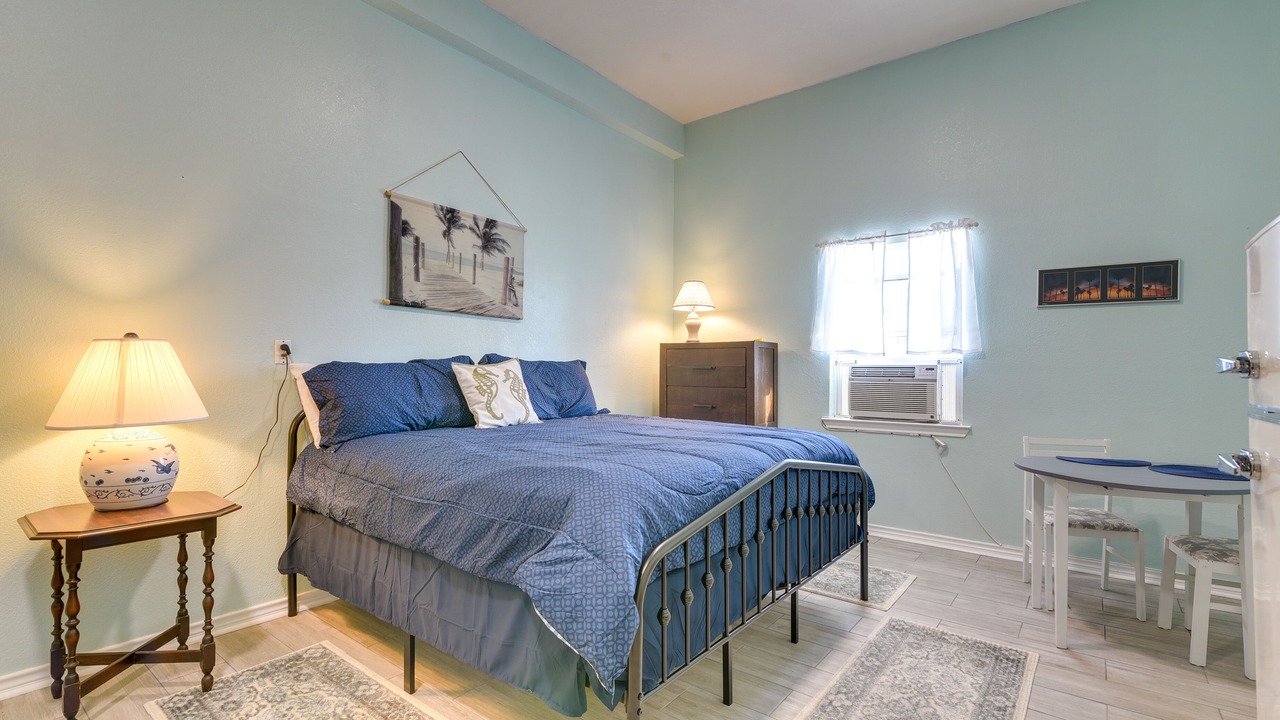 Photo of Bedroom in Pirates Beach