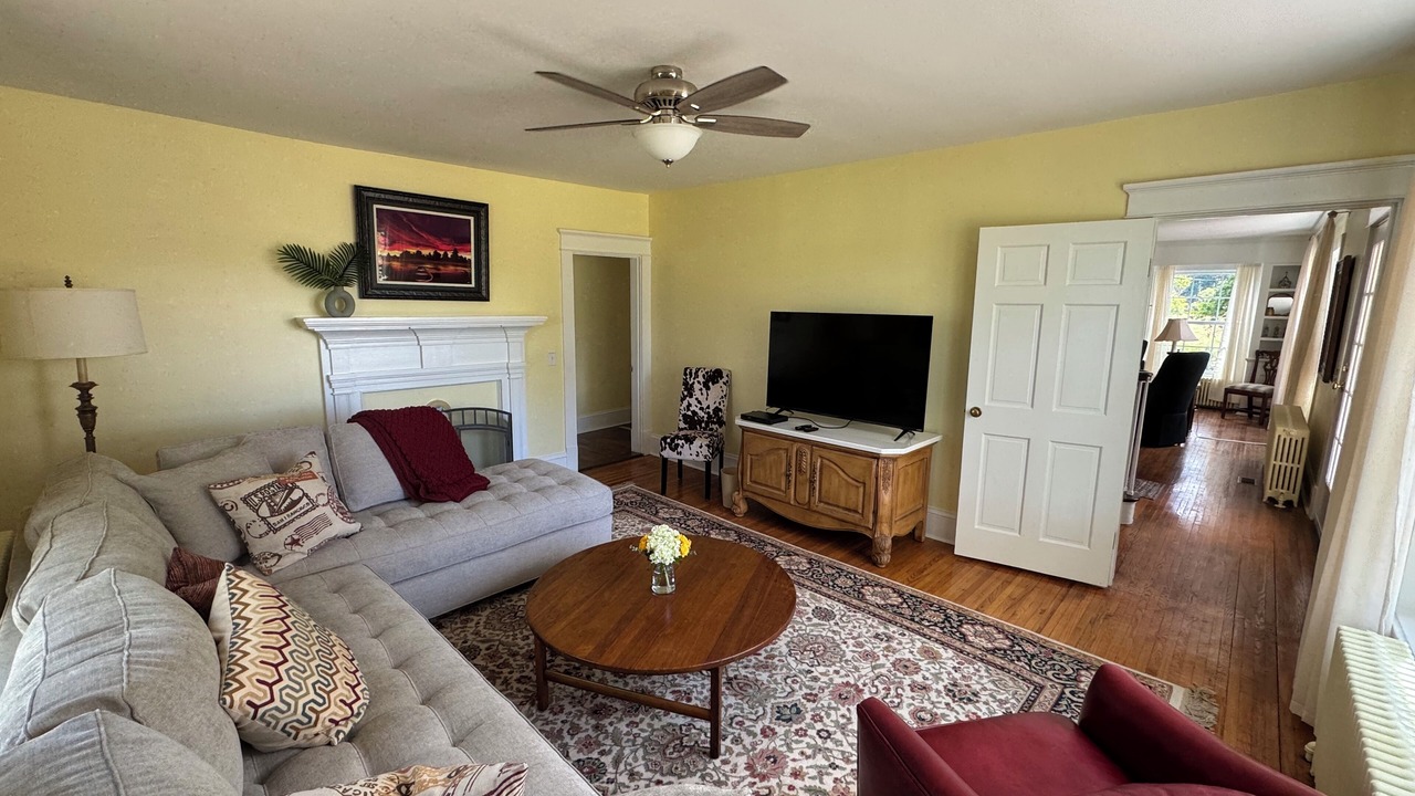 Photo of Livingroom in Hood