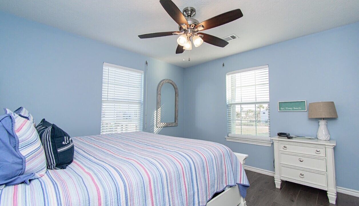 Photo of Bedroom in Pirates Beach