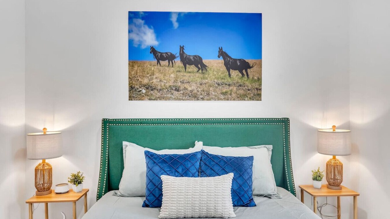 Photo of Bedroom in Front Park