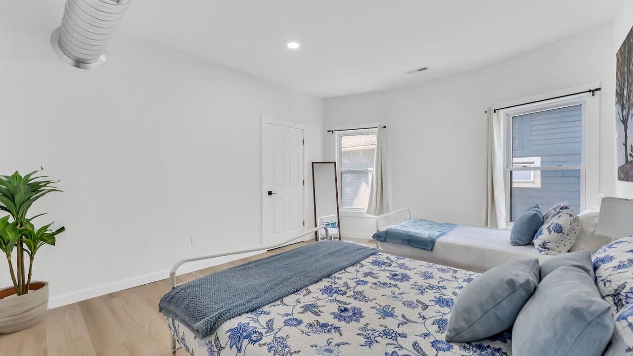 Photo of Bedroom in Front Park
