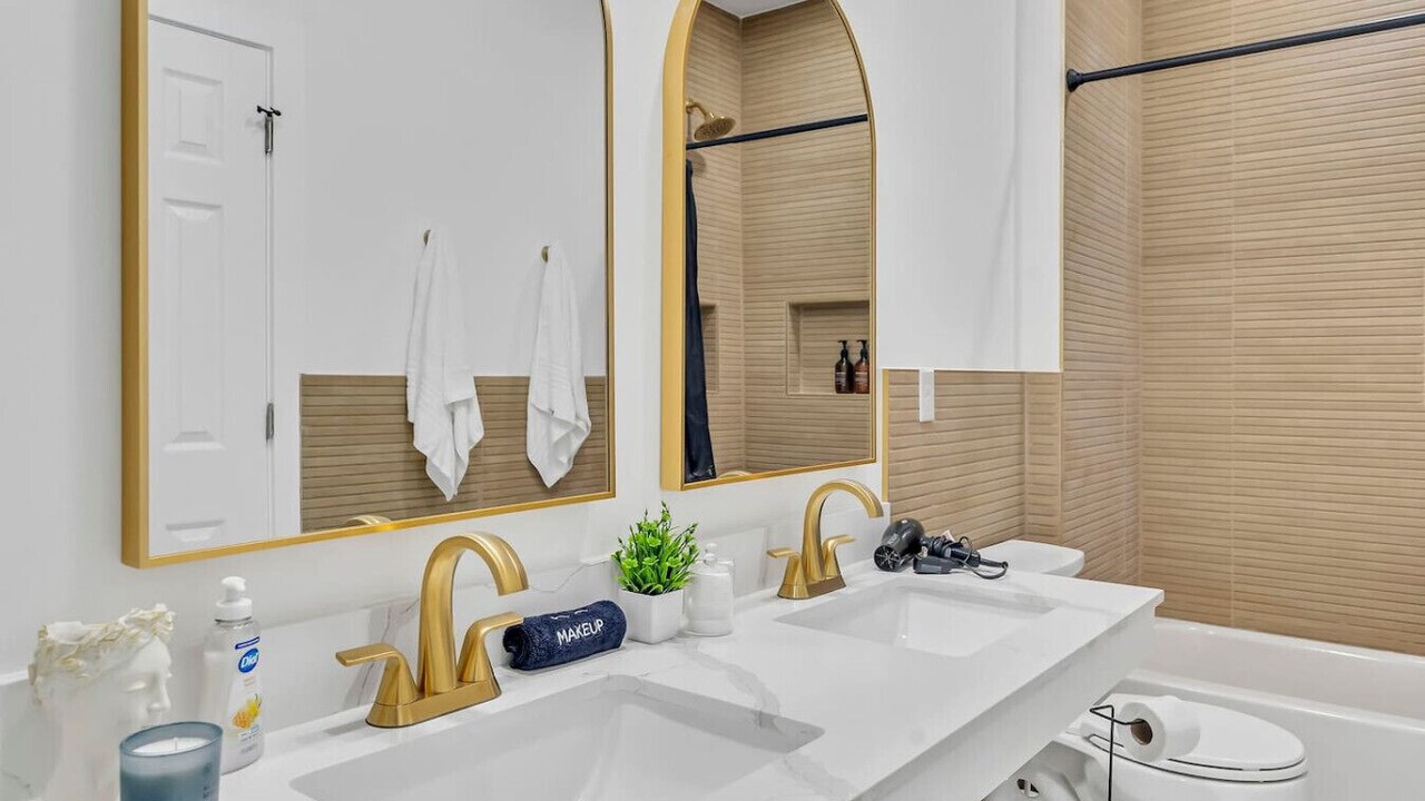 Photo of Bathroom in Front Park