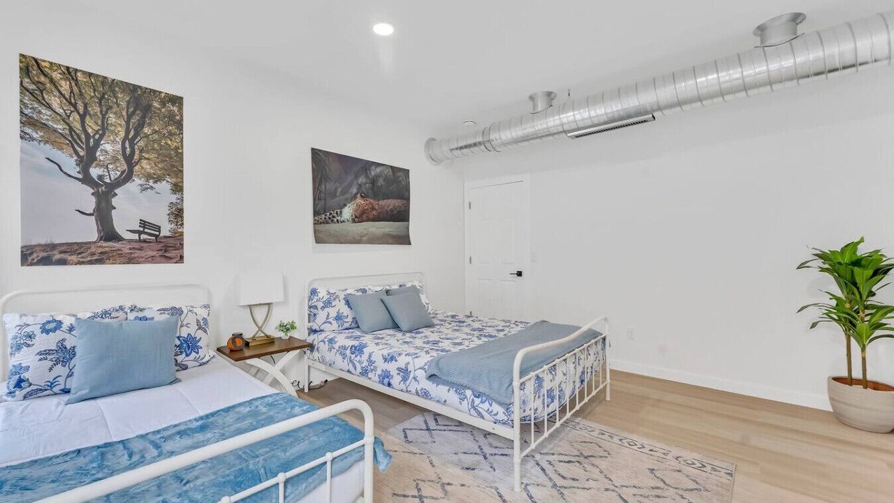 Photo of Bedroom in Front Park
