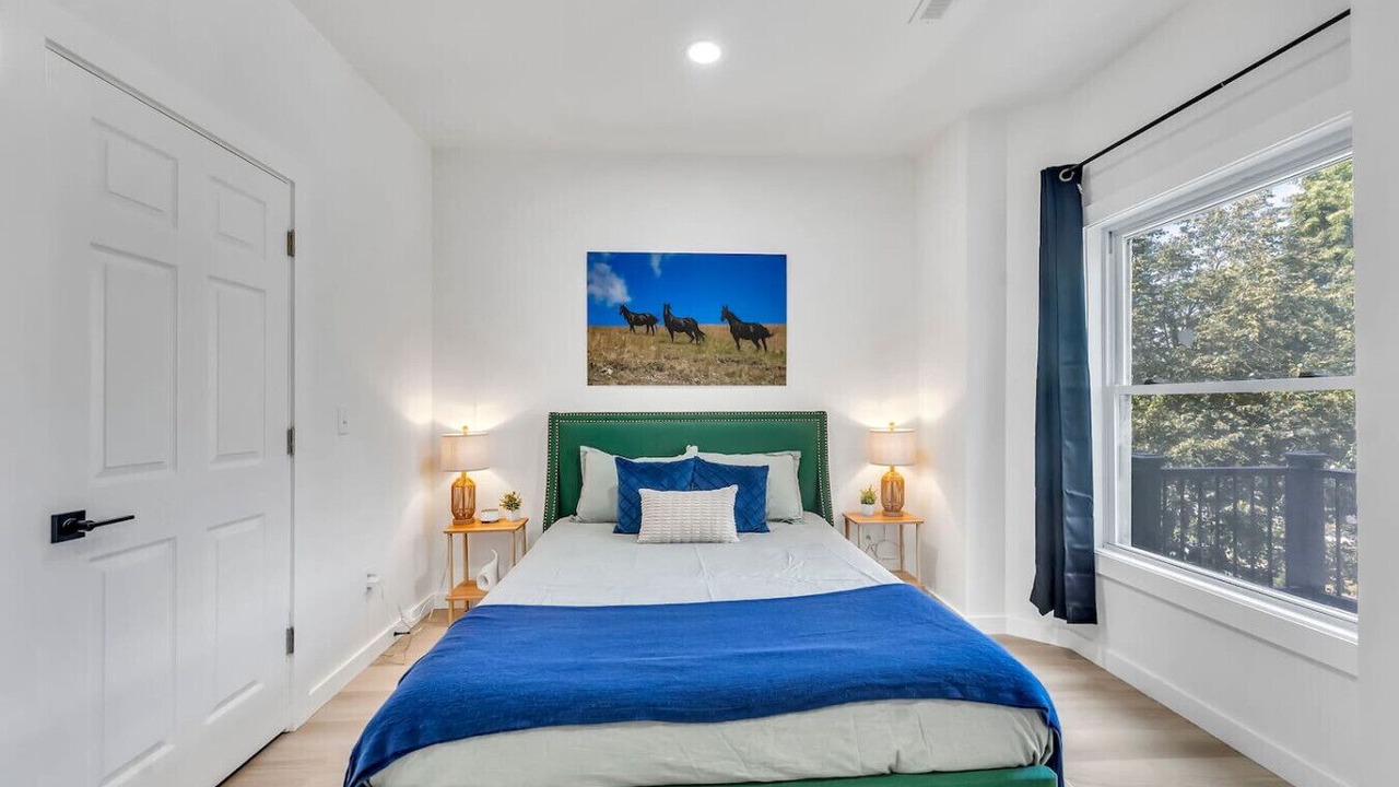 Photo of Bedroom in Front Park