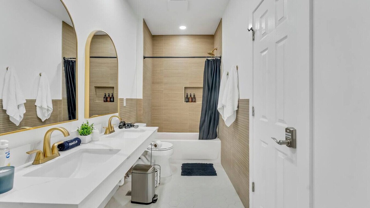Photo of Bathroom in Front Park