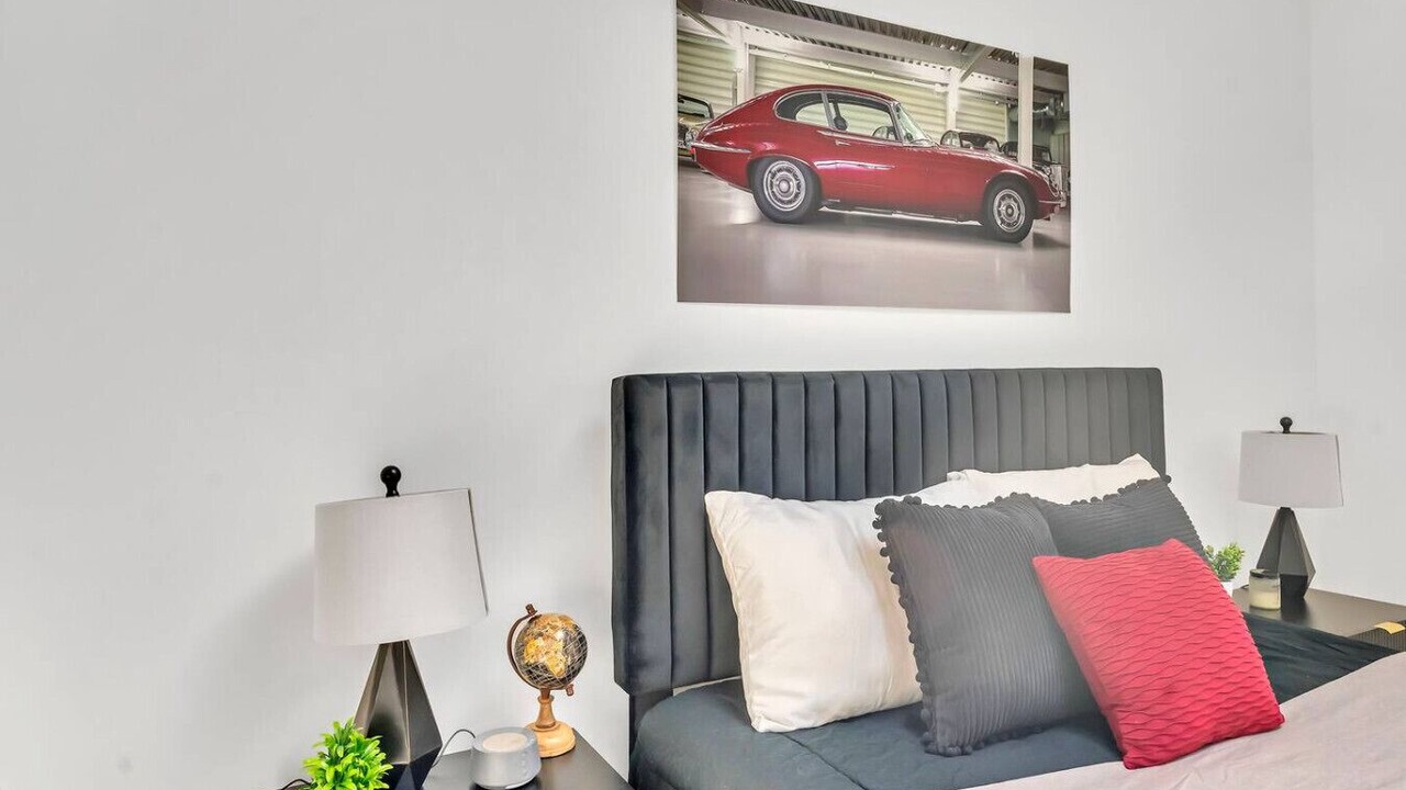 Photo of Bedroom in Front Park