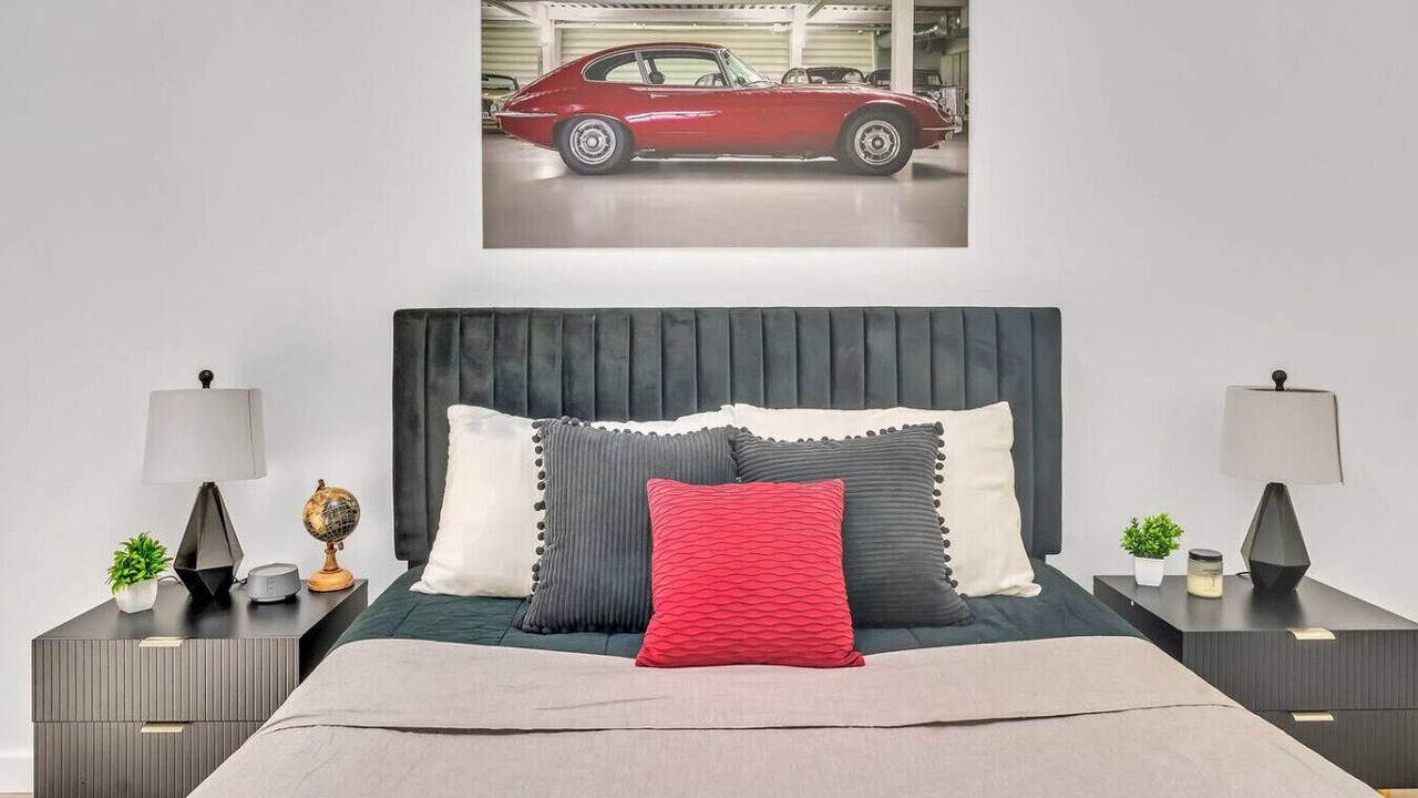 Photo of Bedroom in Front Park