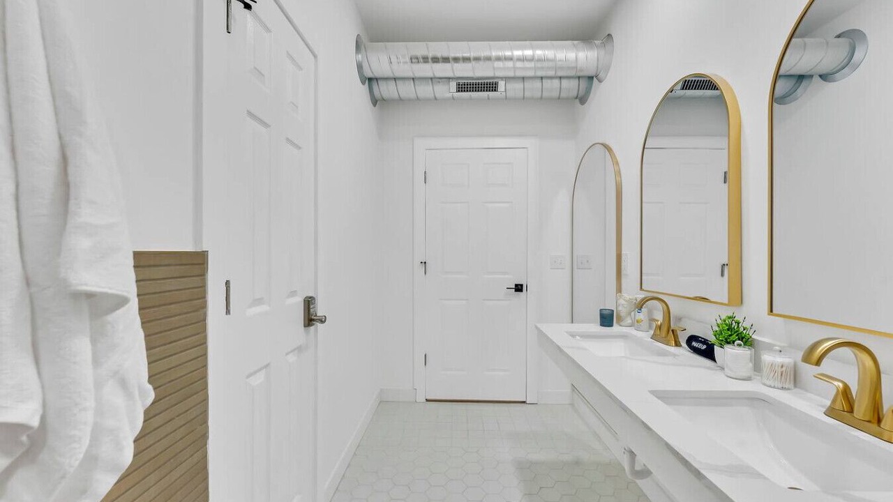Photo of Bathroom in Front Park