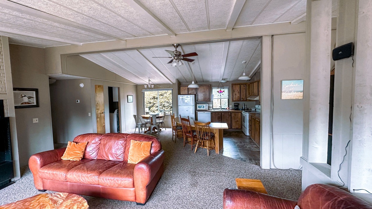 Photo of Livingroom in Coos Bay