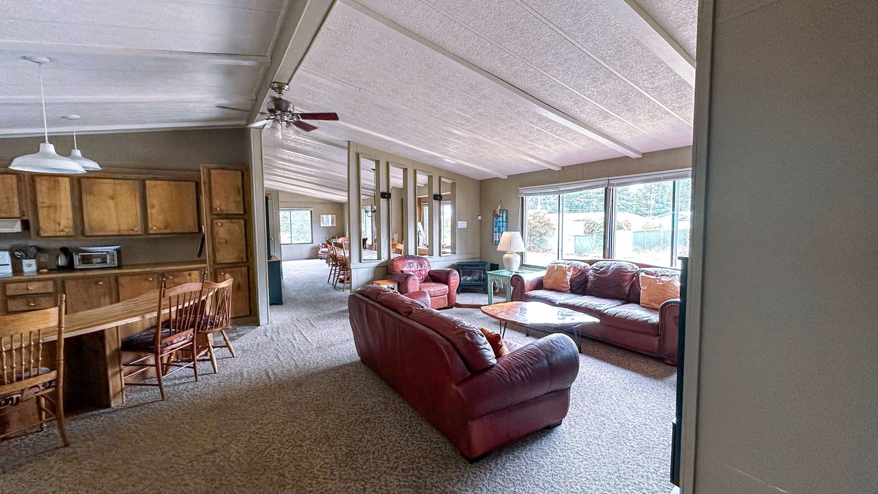 Photo of Livingroom in Coos Bay