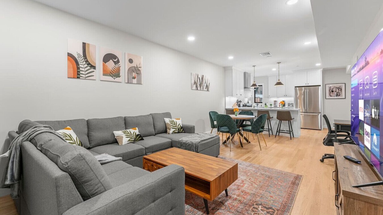 Photo of Livingroom in Thompson Square - Bunker Hill