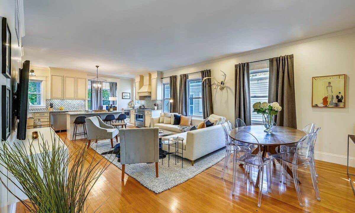 Photo of Livingroom in Forest Hills - Woodbourne