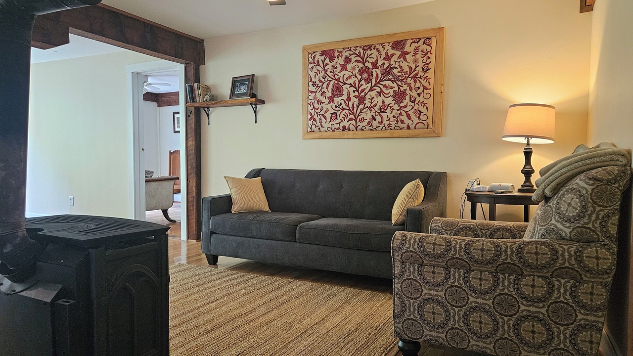 Photo of Livingroom in Court House