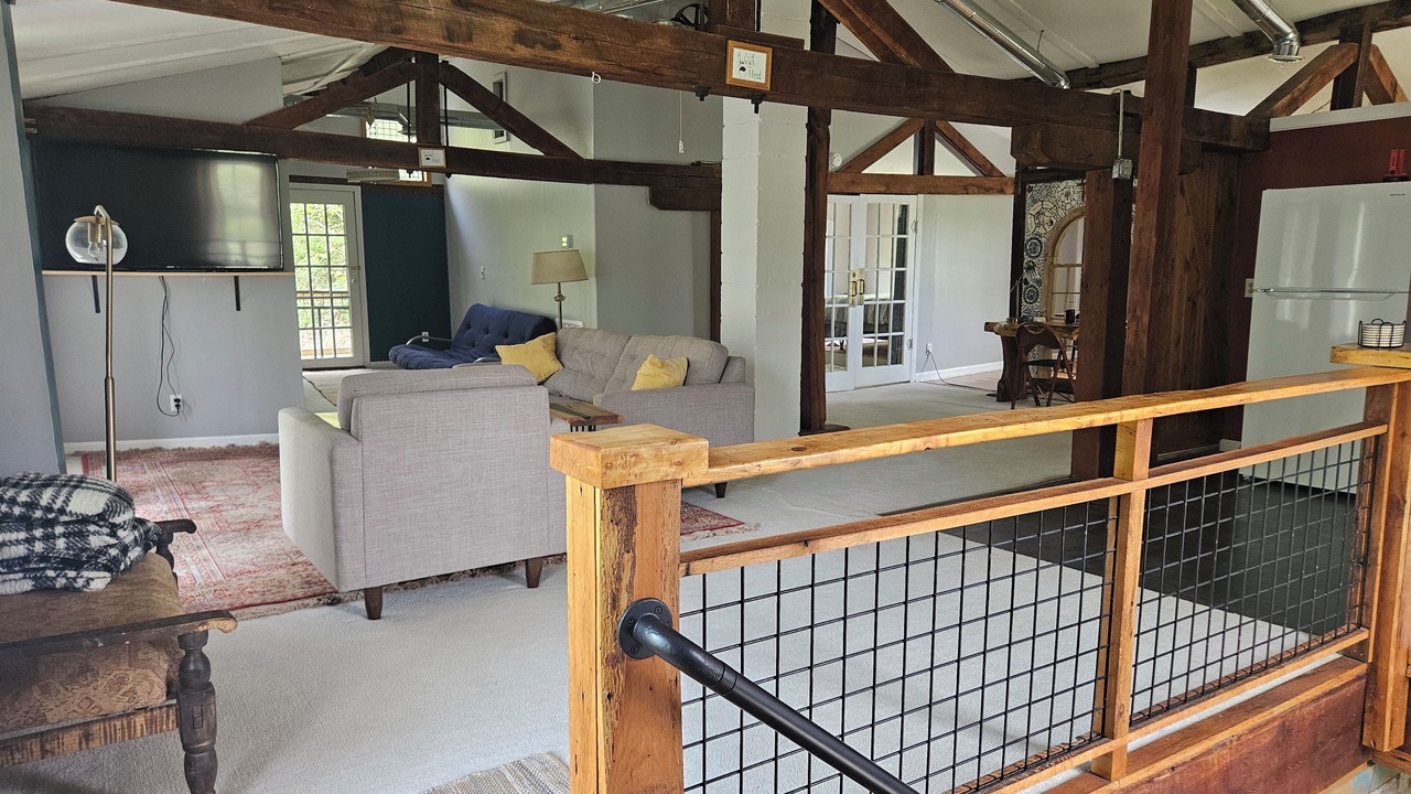 Photo of Livingroom in Court House