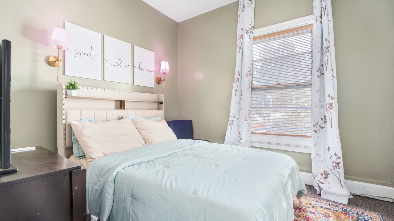 Photo of Bedroom in Stockade Historic District