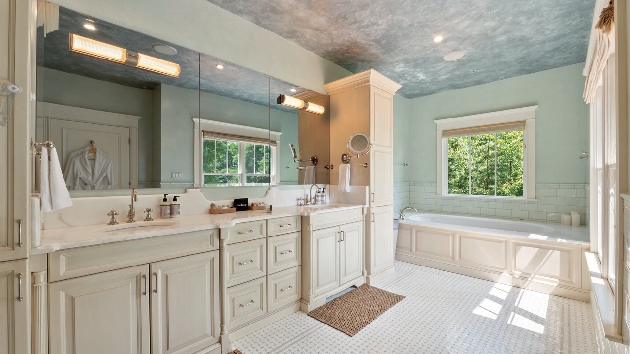 Photo of Bathroom in Jefferson Manor